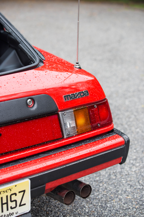 Illustration for article titled The Original Mazda RX-7 Drives Like a Humming, Thrumming, Living Animal